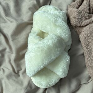 || Fluffy Cream Slippers